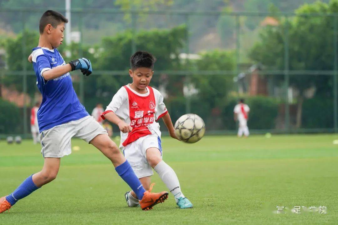 加入富力足球学校,风雨同行,携手成长,雄厚的师资力量,顶级的青训团队