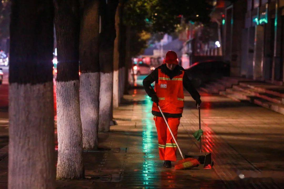 "路灯下,一个瘦小的身影被拉得很长.