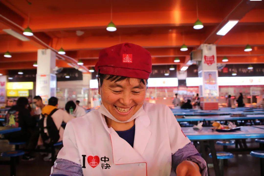 常言道,在每一个食堂干饭王的背后,都有着这么一群默默守护着的叔叔