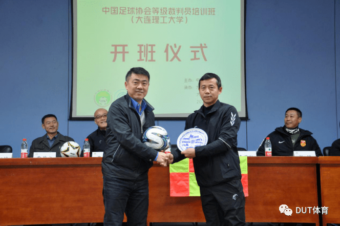 李芃松教授(左)与耿志伟先生(右)互赠纪念品欢迎全校感兴趣的师生一起