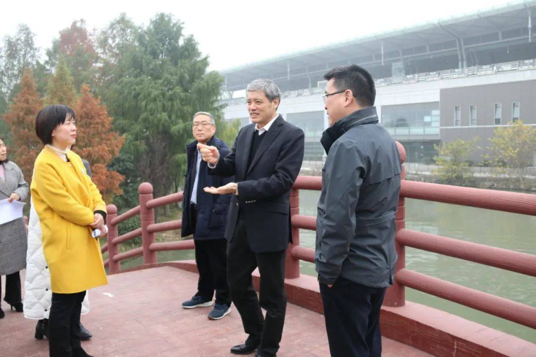 12月11日,市人大常委会副主任戎雪海赴海曙区巡查西塘河,履行河长职责