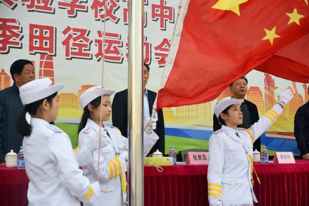 学校创办人郑立平董事长,学校张复昌校长,郑益烽董事及学校相关领导