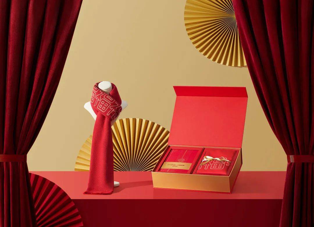 人民日报文创携手万事利丝绸传承家文化献礼中国年