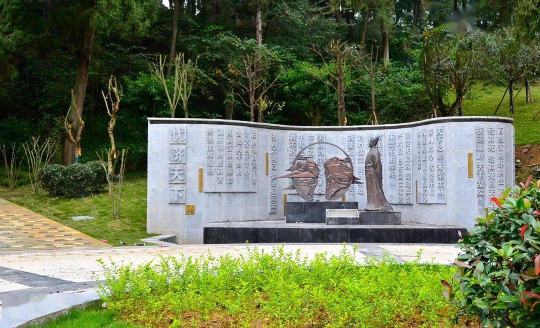 人介绍,该项目主要建设沿诗歌广场至读书台依次建设诗山笔路精神堡垒