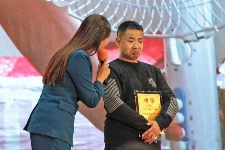 泗水人感动山东:齐鲁最美孝心人物90后脑瘫小伙领奖纪实