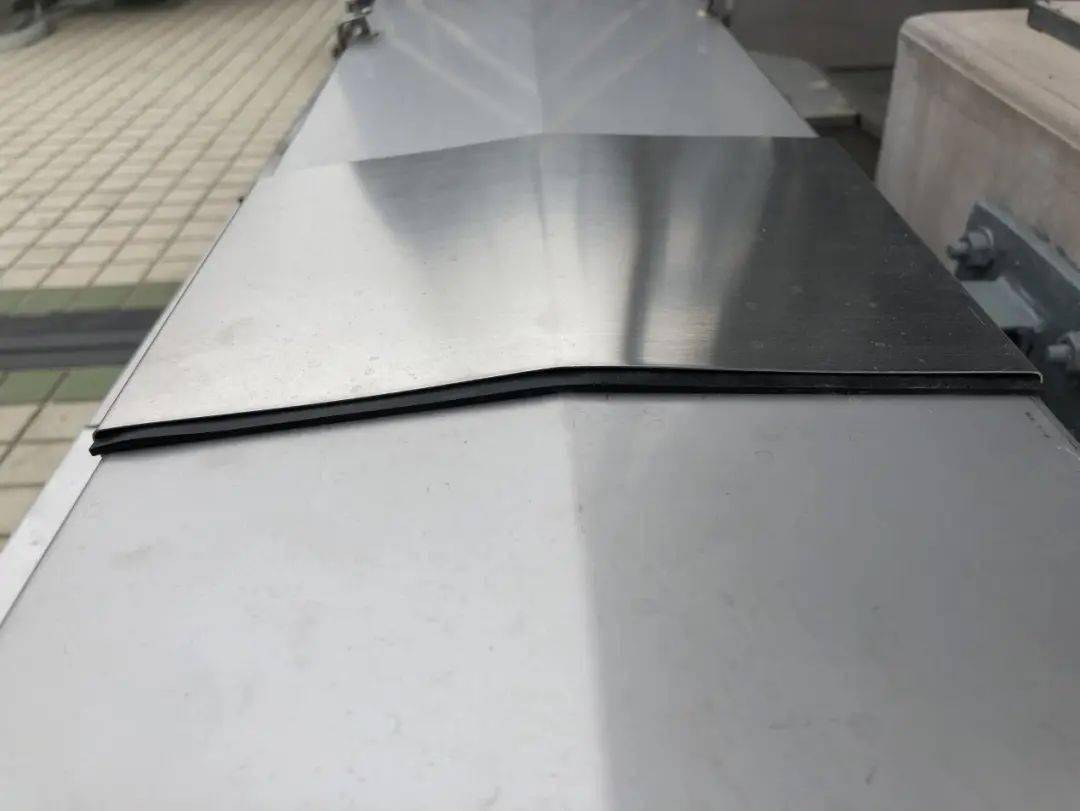 解决石材饰面类消防箱门开启角度难题,可达180度;桥架盖板防水技术