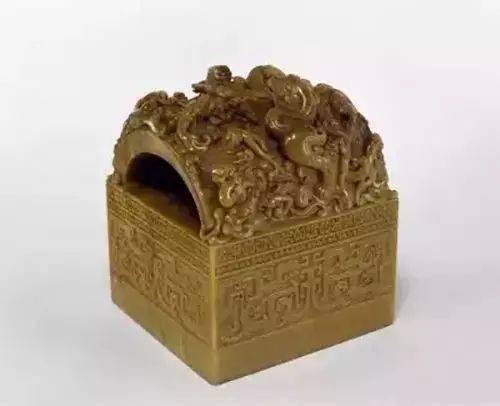 宝周边浅浮雕博古夔龙纹饰,古朴典雅,做工精细,为典型的清早期寿山