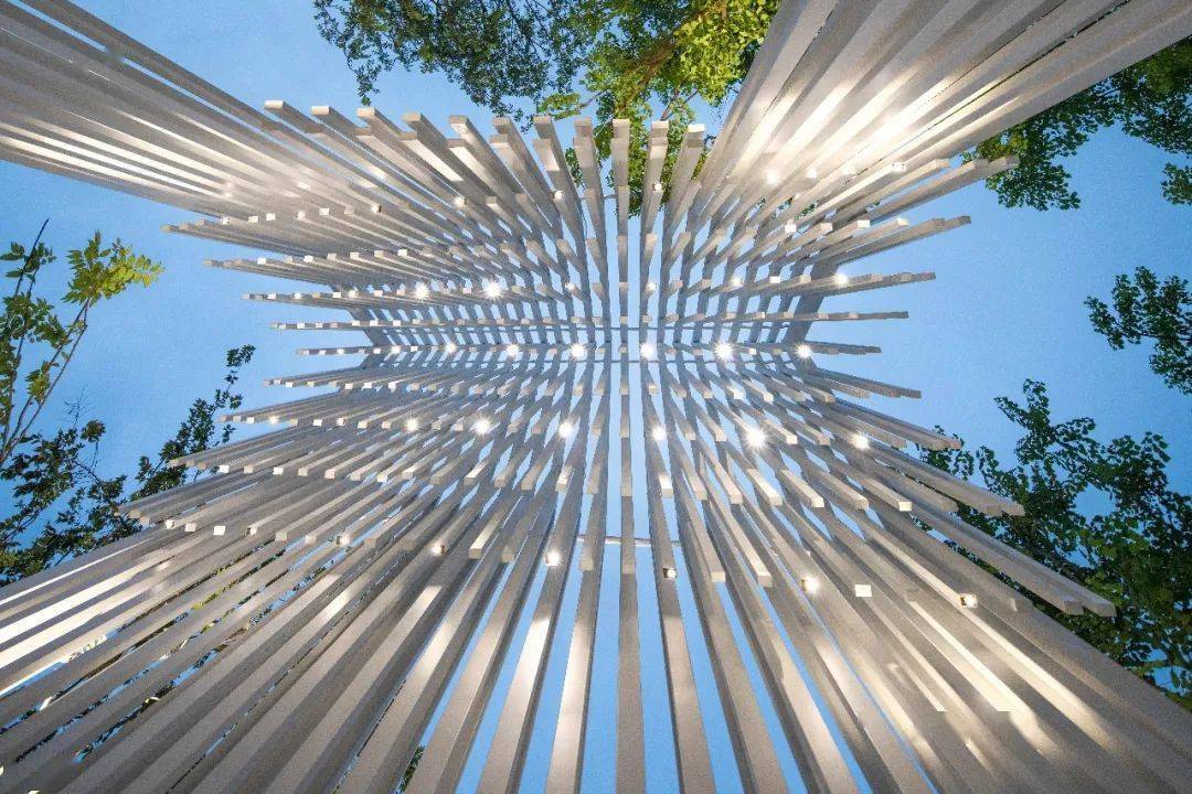 还设有高低错的矩管吊顶,更结合星星灯点缀其中,开灯时廊架通体泛光