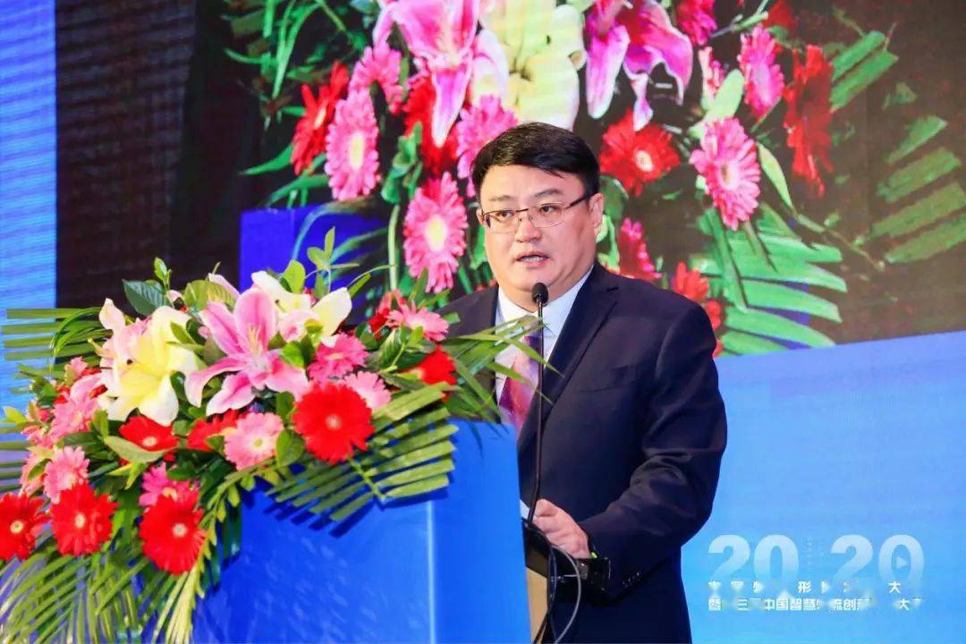 齐鲁云商总经理董晓军作主题分享他表示,齐鲁云商现已构建起一个跨越