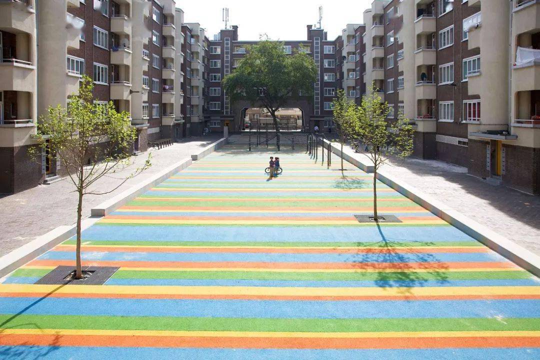 活力有趣的彩色铺装来看