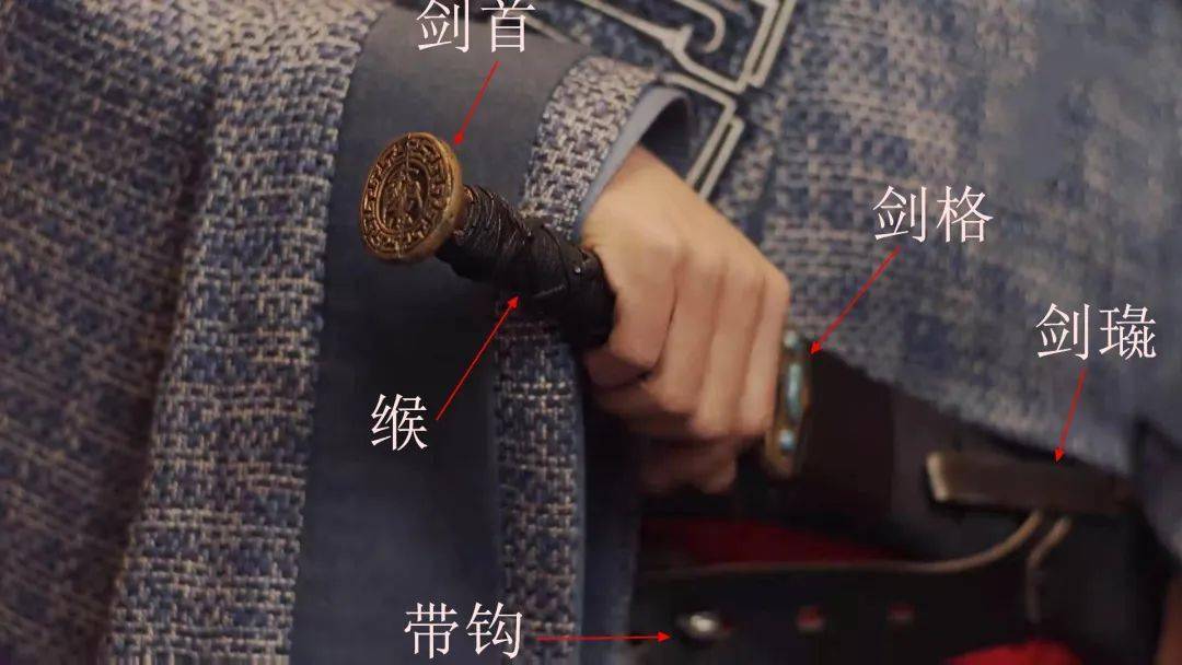 大秦赋秦王绕柱反杀荆轲之谜一枚剑璏引发的史上刺杀大逆转