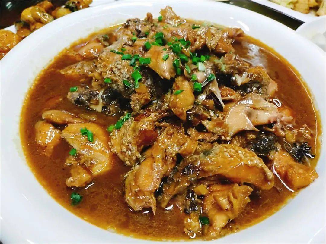 红烧黑鱼,入味,而且鲜美因为本身黑鱼身上就有粘液黑鱼煮了之后汤会