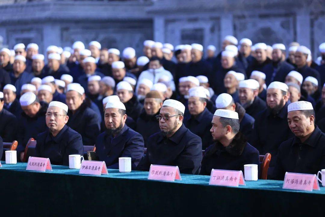 新任教长马千文阿訇作了表态性发言,表示严格按照县委,县政府,县委