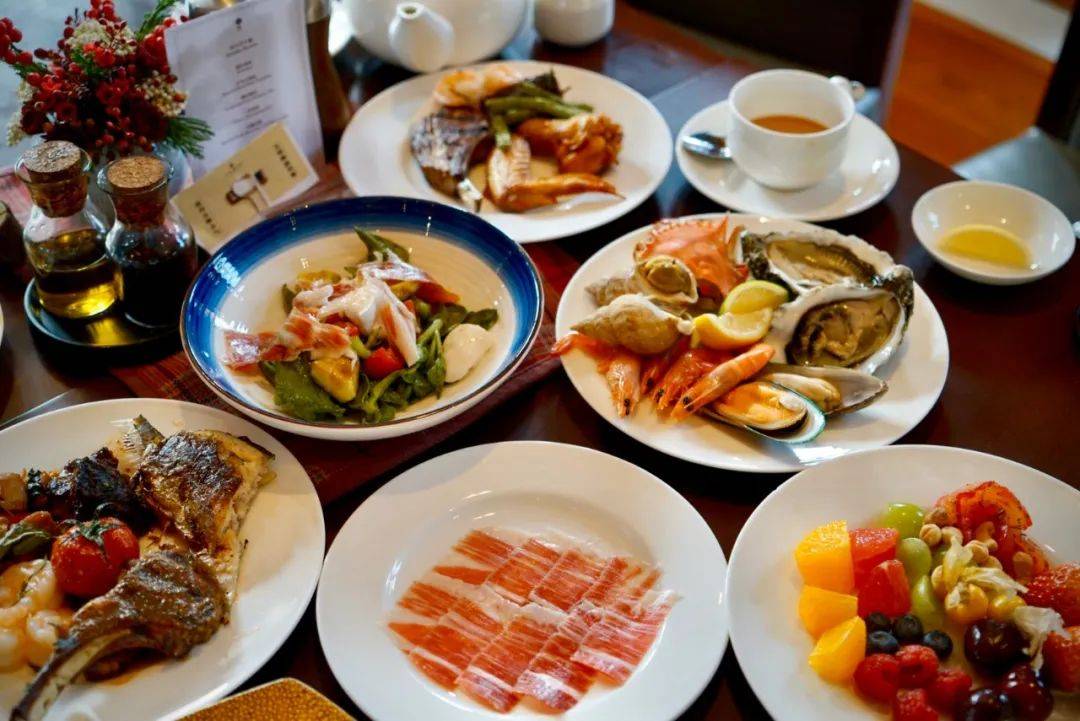 今天四季酒店西湖厅喊你吃可以和主厨在厨房唠嗑的豪华早午餐
