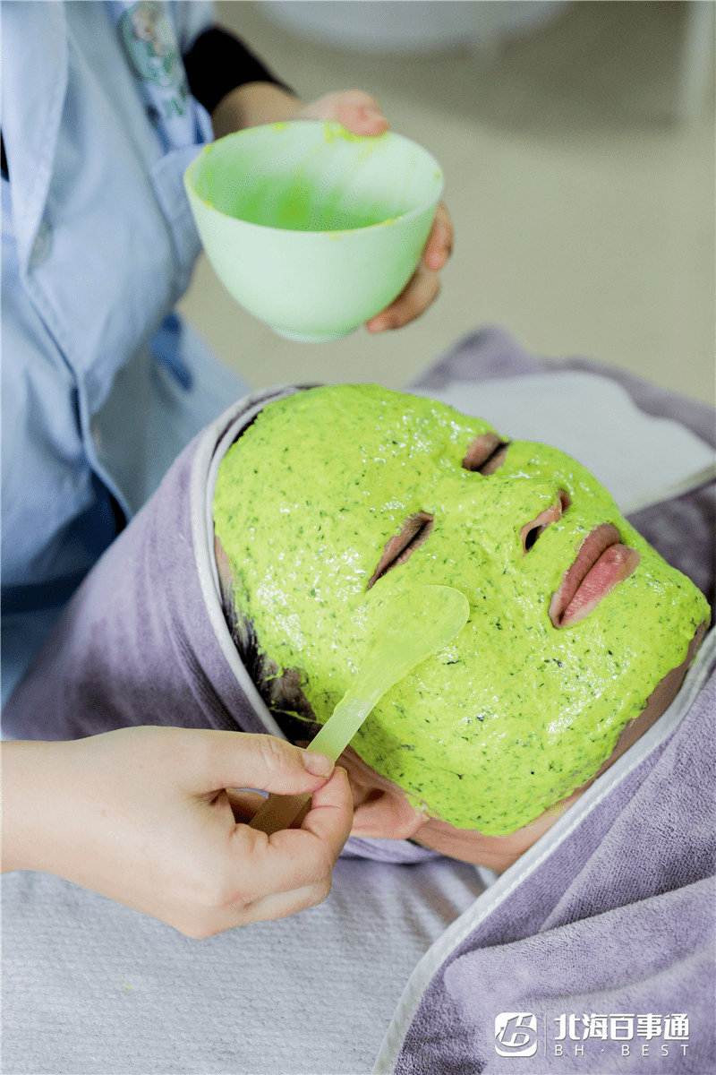 将青瓜面膜整个涂抹在脸上,静静的敷上10-20分钟之后,感觉皮肤又回到