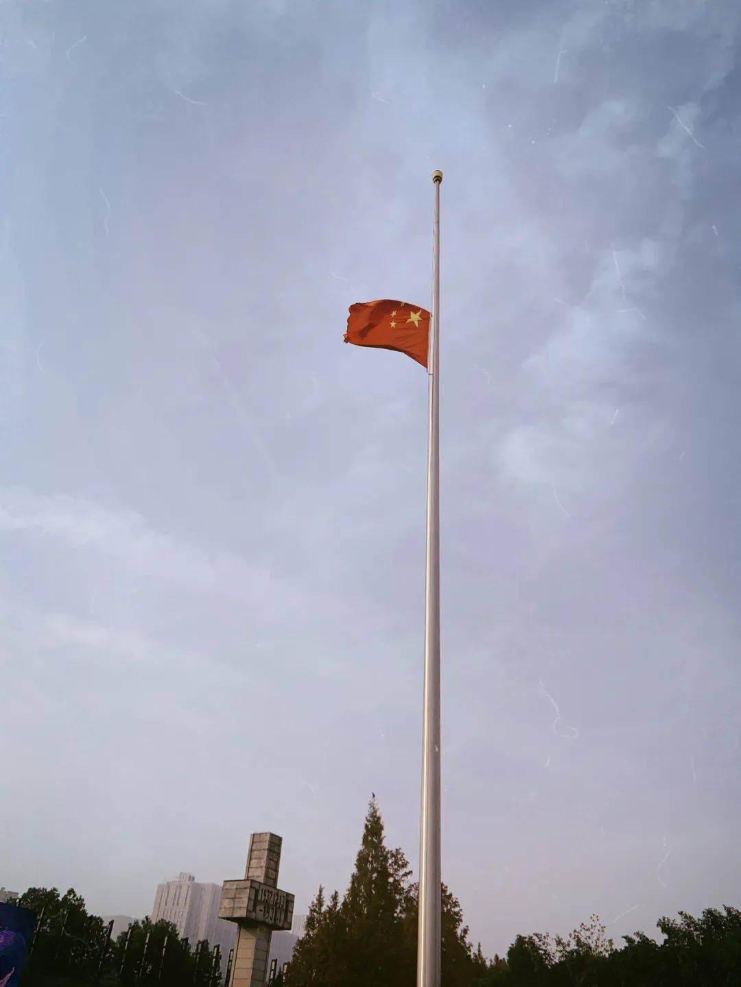 为南京大屠杀死难同胞下半旗致哀又徐徐降下将国旗升起后在侵华日军