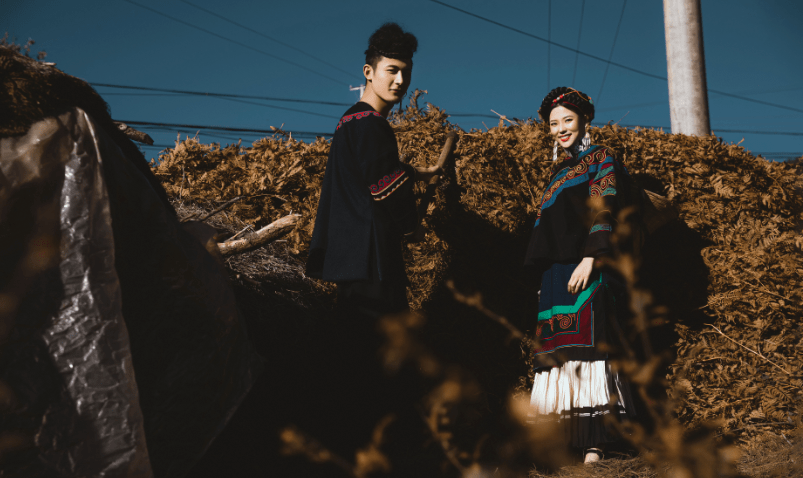 身穿彝族服饰的这一对年轻人美得不要不要的简直羡煞旁人