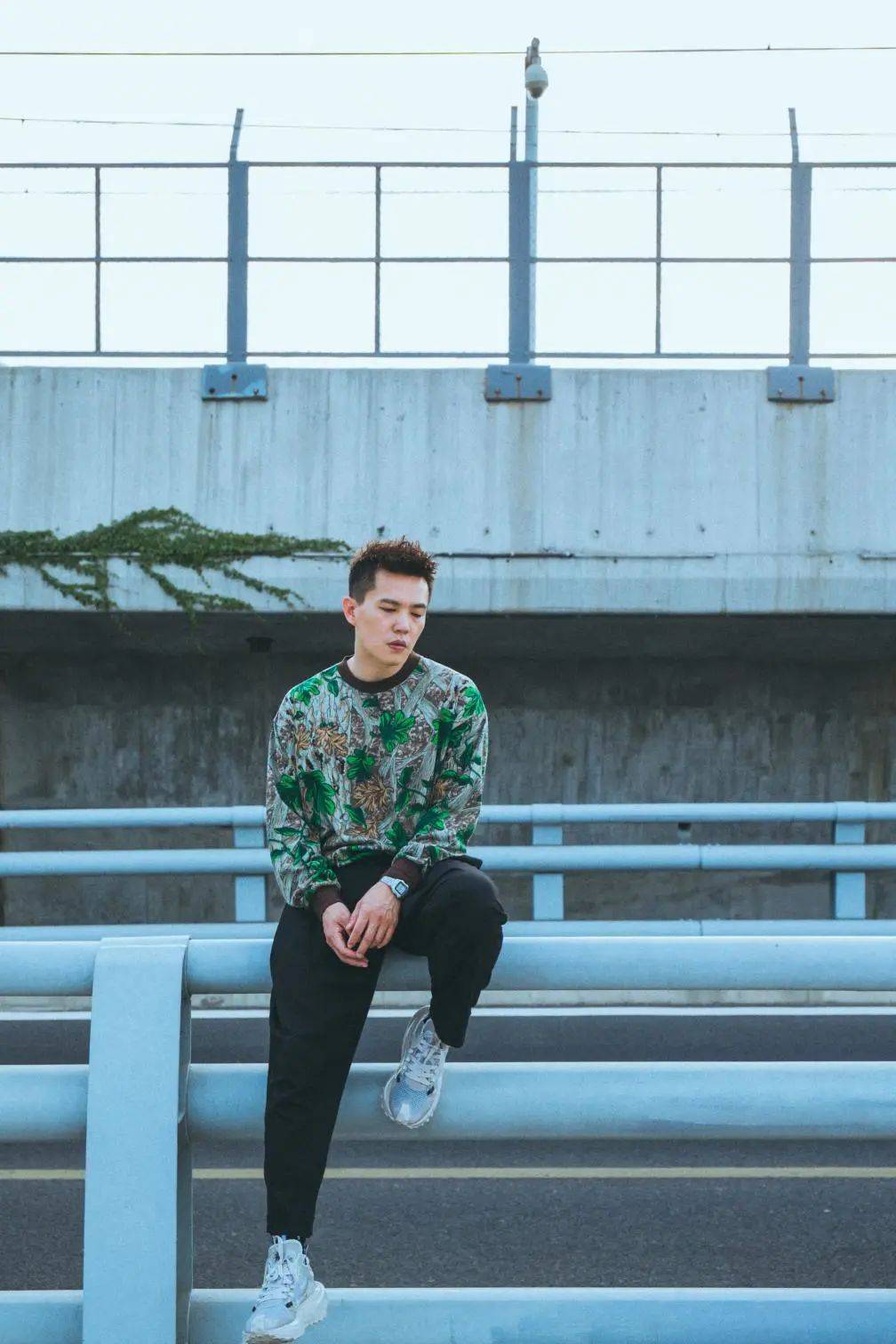 我们分别采访了做完近视手术半年的厦门知名主持龙峰,以及做完近视