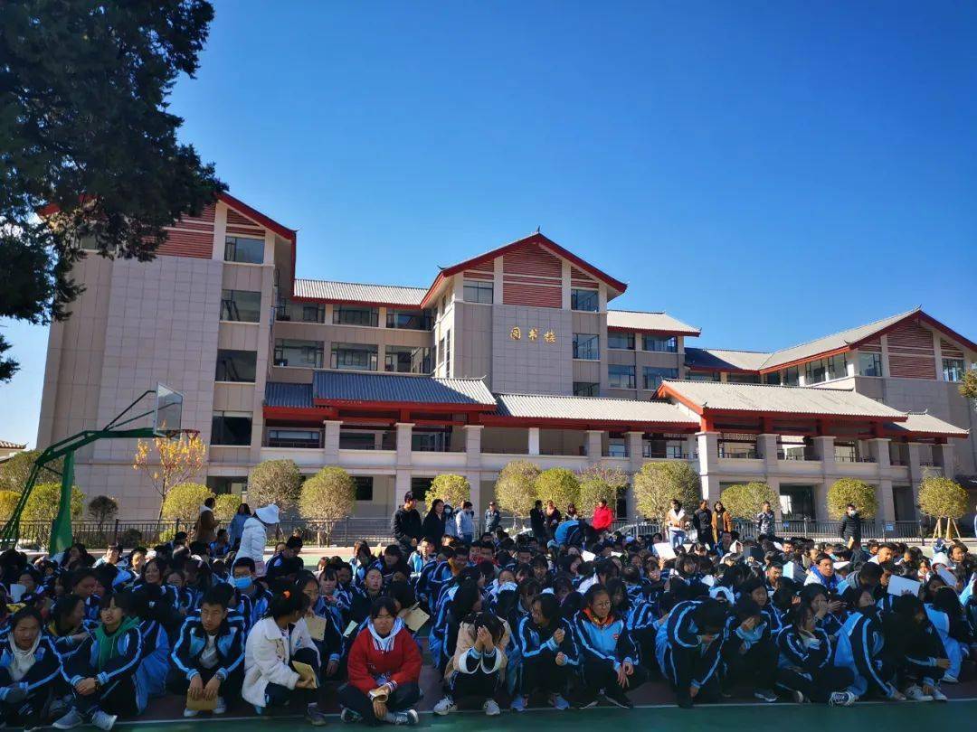 地震演练防患未然古城区一中举行地震应急疏散演练