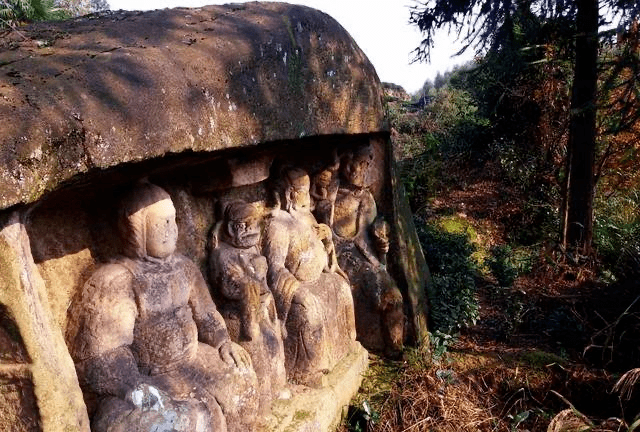 荣县探秘荣县有座神秘的大佛曾经晨钟暮鼓如今荒草丛生