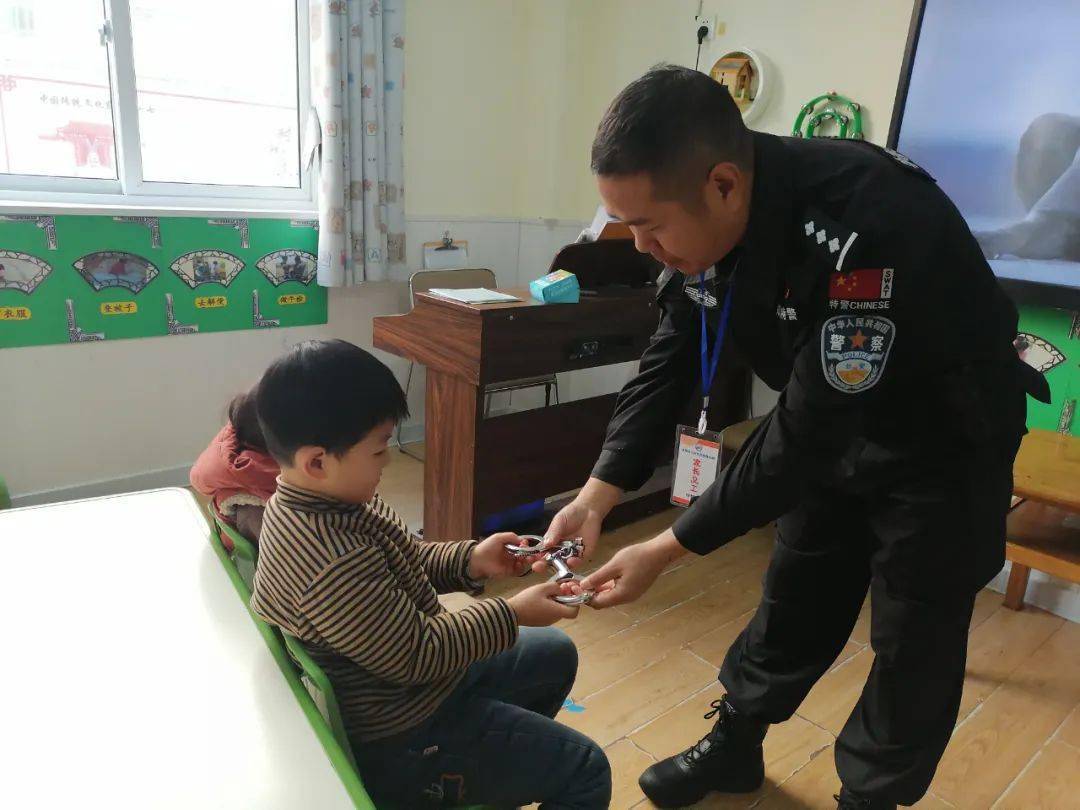 特警爸爸进课堂活动给孩子们带来全新的教学体验,拓宽了孩子们的视野