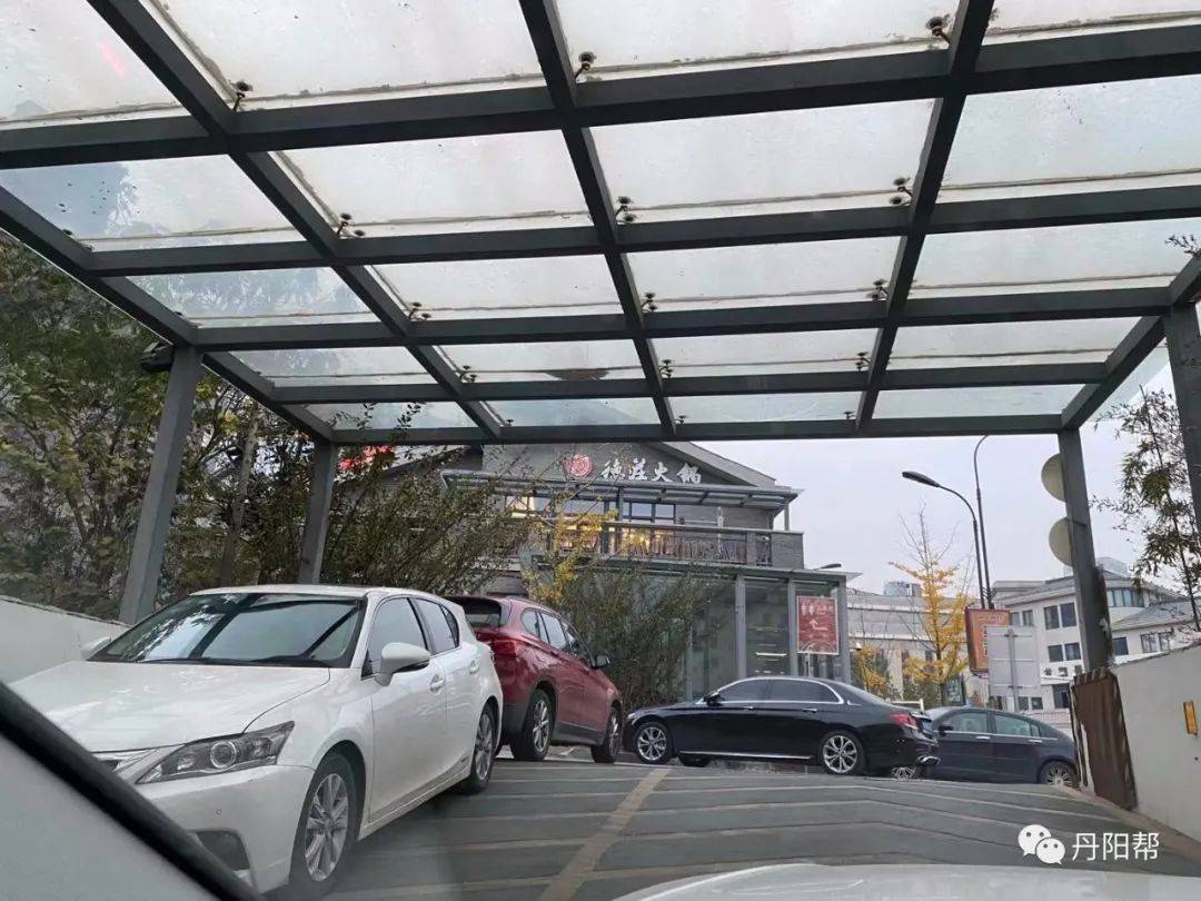 曝光台八佰伴地下停车场吾悦金郡小区门口如此停车要不得