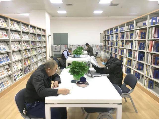 每到一层,安静的阅览室内都坐着认真的读者,让人不忍打扰.