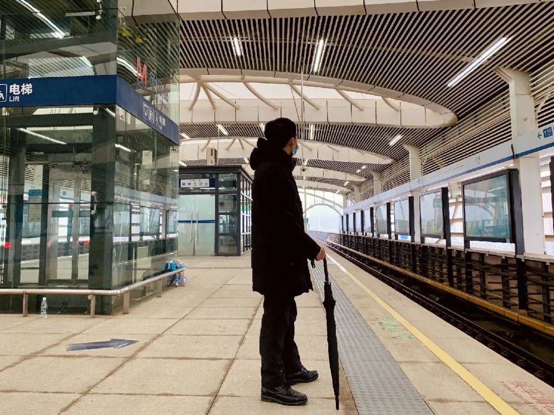 初雪后的第一个凌晨地铁人都干了什么