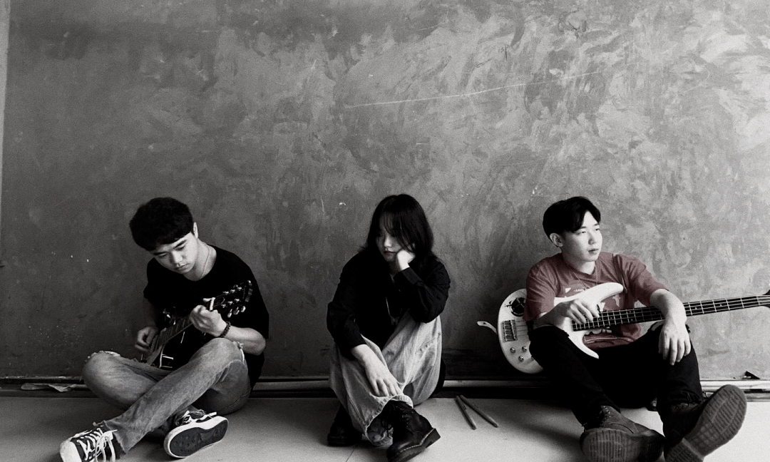 斯 郭俊杰吉他/班卓 杨成宏主唱/和声 王乐主唱/吉他 92九乐队成员