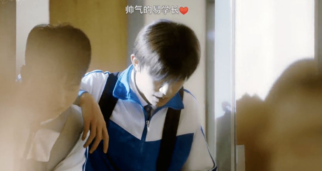 易烊千玺踩点进教室一路小跑大喘气新校服和新书包抢镜