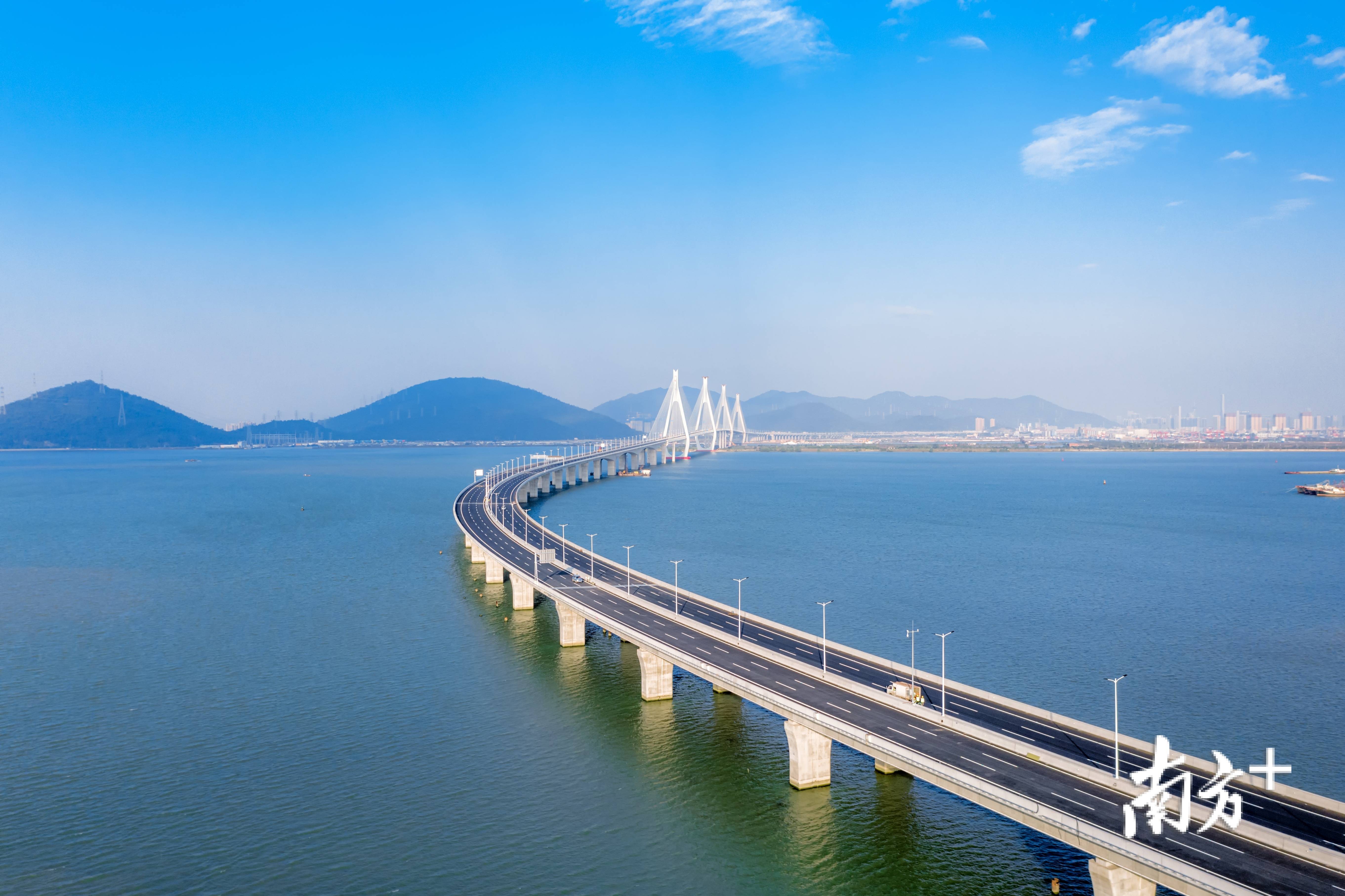 洪鹤大桥屹立于珠江磨刀门出海口,全长近10公里,被称为珠海第一跨