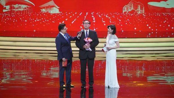 赵佐来到现场替母亲黄宗英领取"终身成就奖"可以说