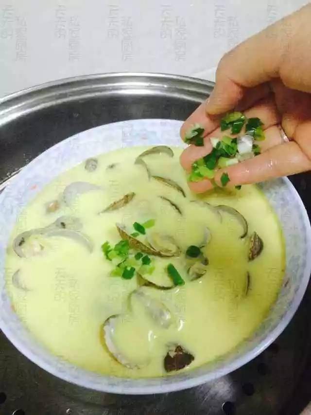 油适量 盐适量葱姜适量 料酒10ml枸杞子适量花蛤冬瓜汤的做法:1