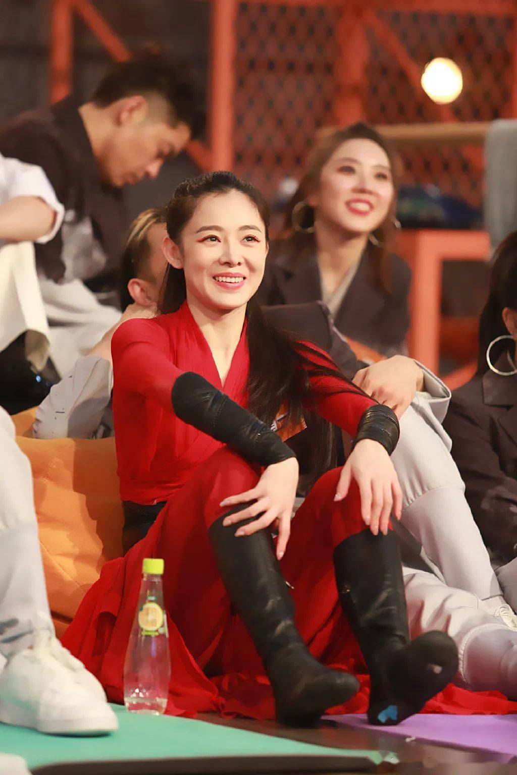 华宵一和朱瑾慧变身红衣女侠,让人过目不忘