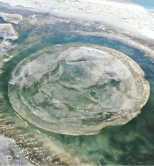 据了解,冰盘的形成是一种自然现象,冰盘能够旋转是因在河水的作用下