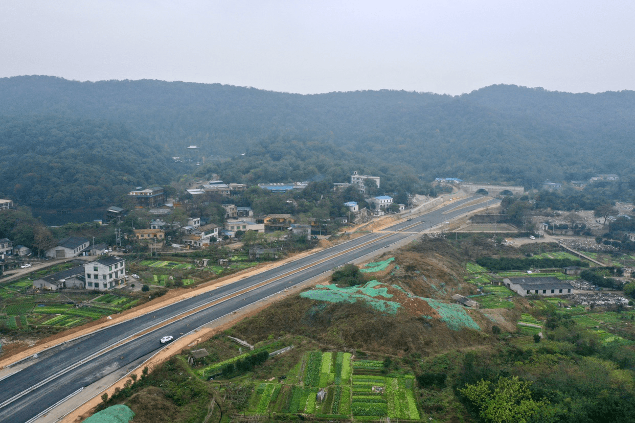 长沙麓景路南延线隧道正进行沥青摊铺,距离通车又近了一步