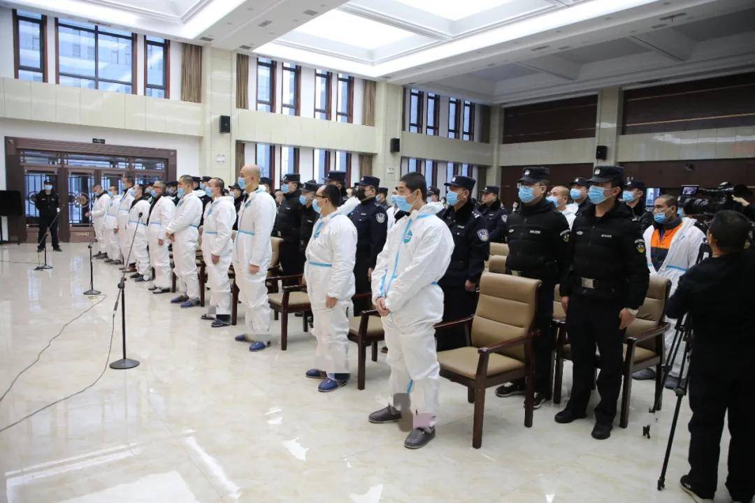 贿买公证人员虚假诉讼内蒙古包头涉黑组织21受审还有一骨干成员在逃