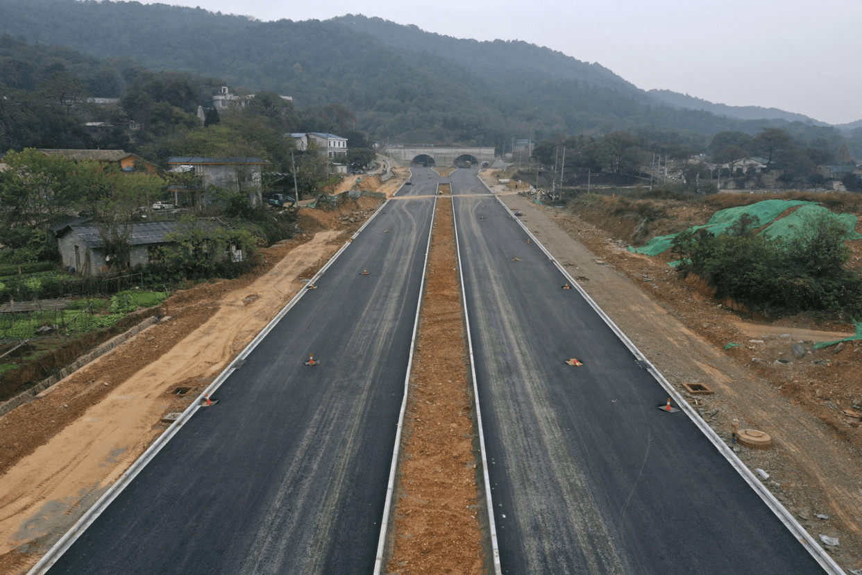 长沙麓景路南延线隧道正进行沥青摊铺,距离通车又近了一步