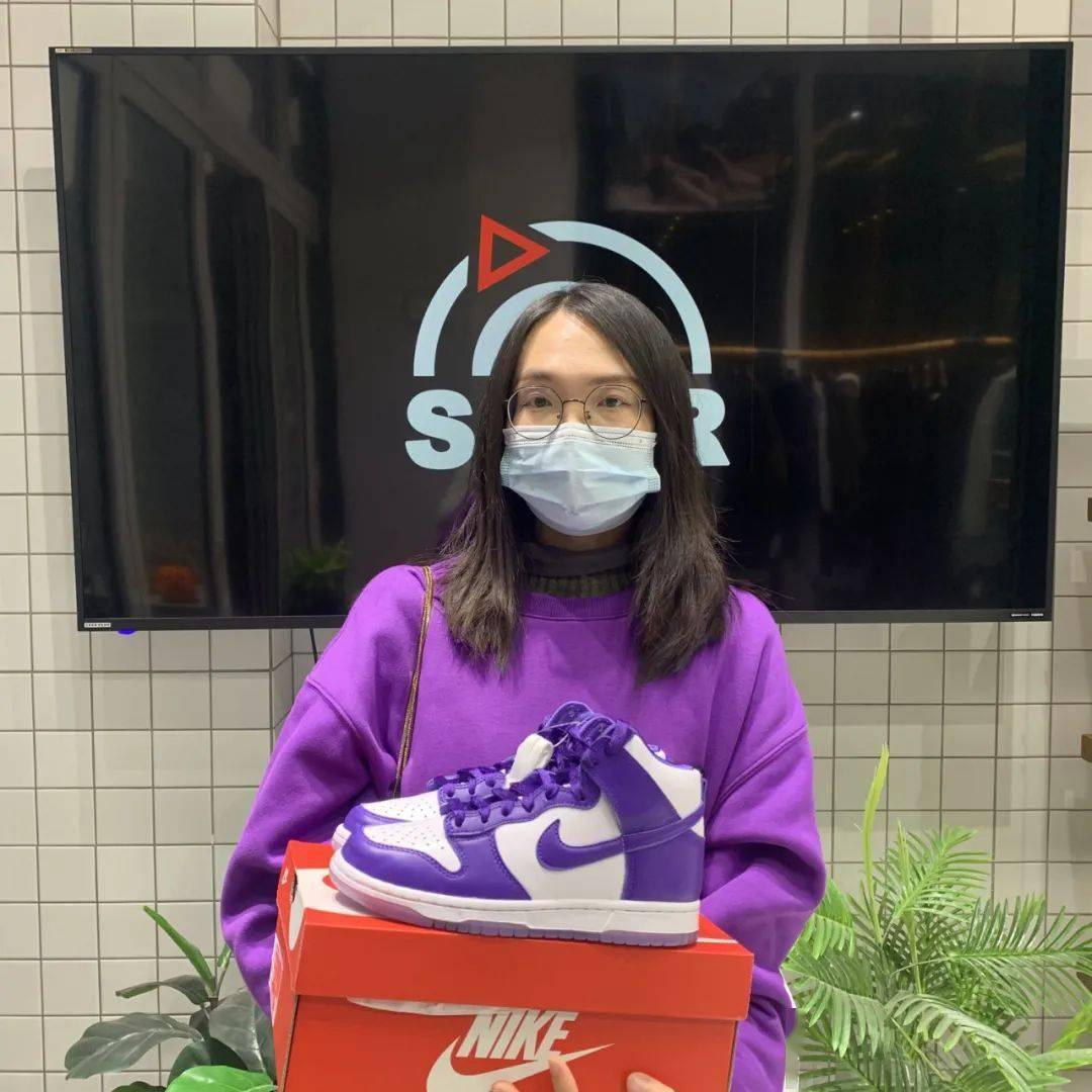 女生专场转身变为情侣专场wmnsnikedunkhispvarsitypurp