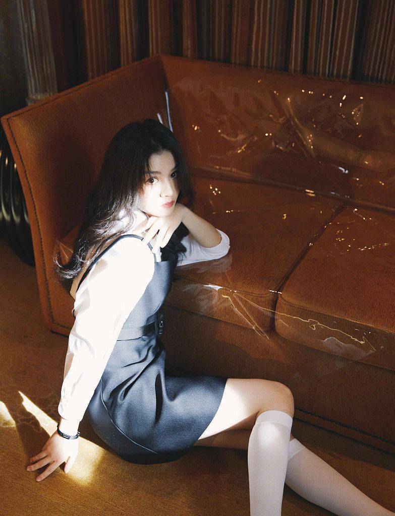 春夏长袜复古造型写真显文艺气息倚沙发光影中回眸气质撩人