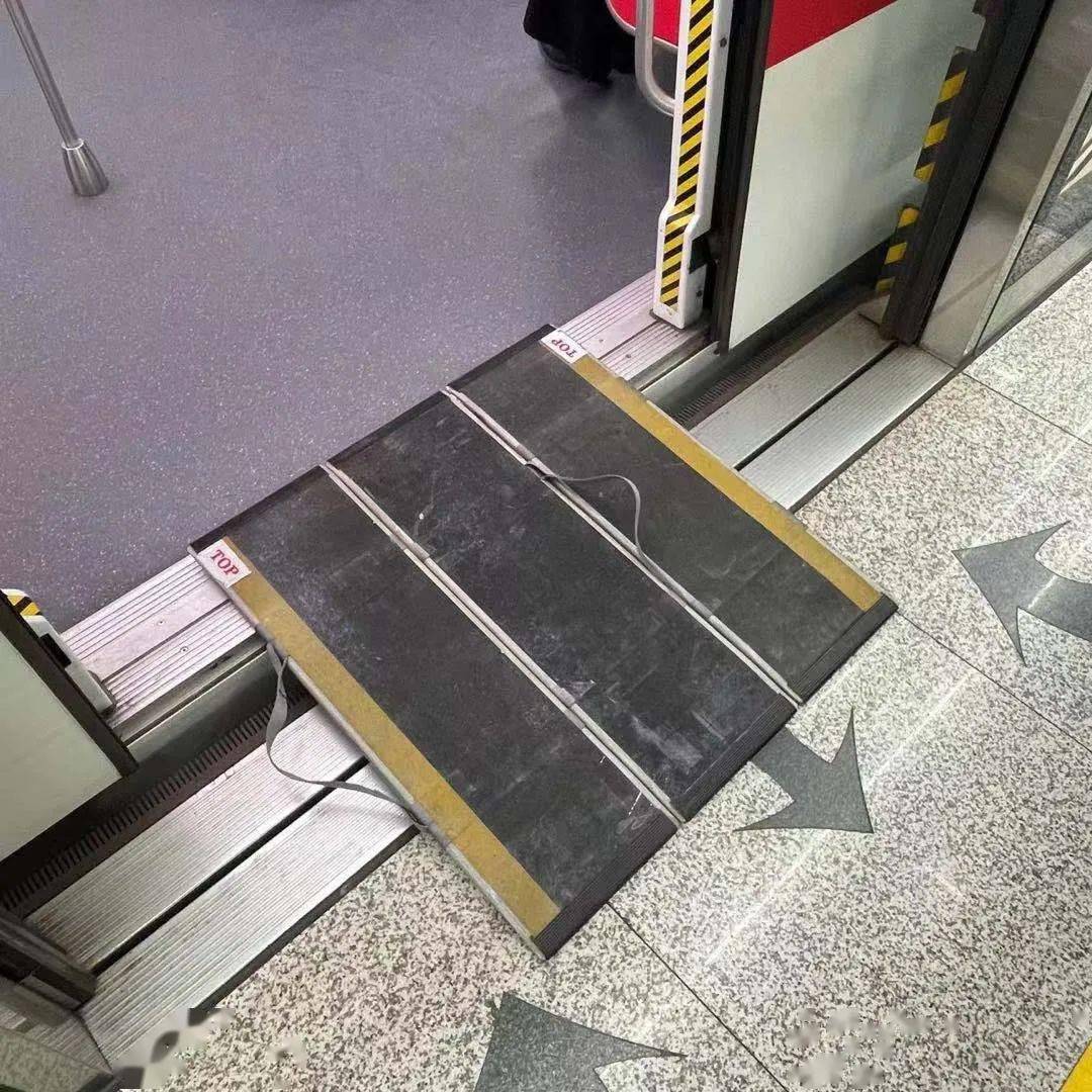 要特别小心列车与站台之间的空隙,杭港地铁各车站均提供轮椅踏板,方便
