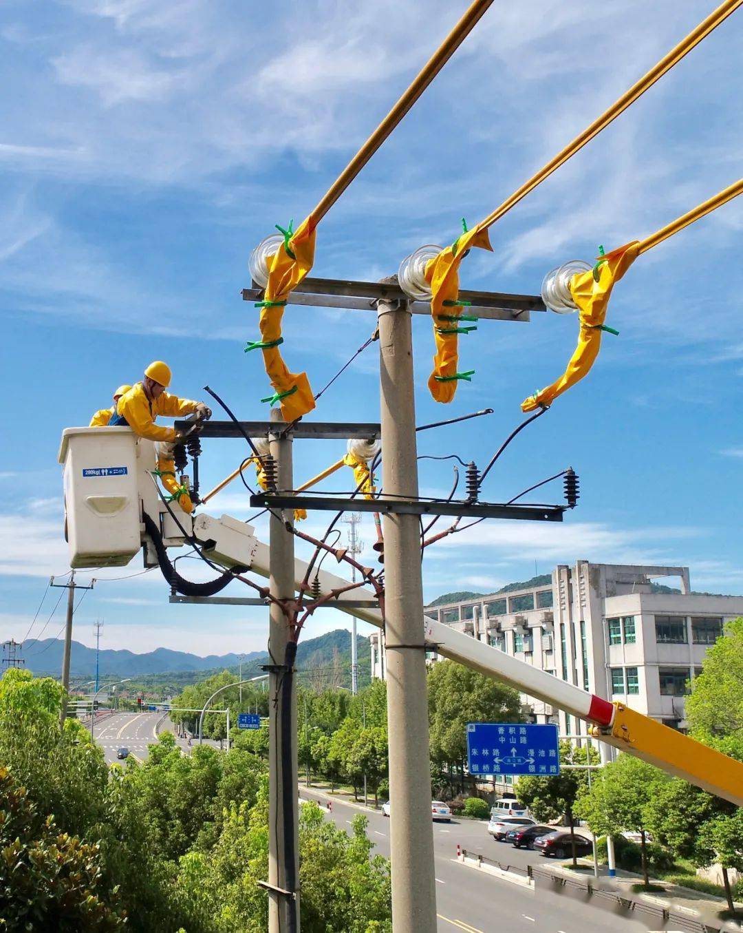 "十三五"期间,完成配电网目标网架建设"三年行动计划",主城区双环网