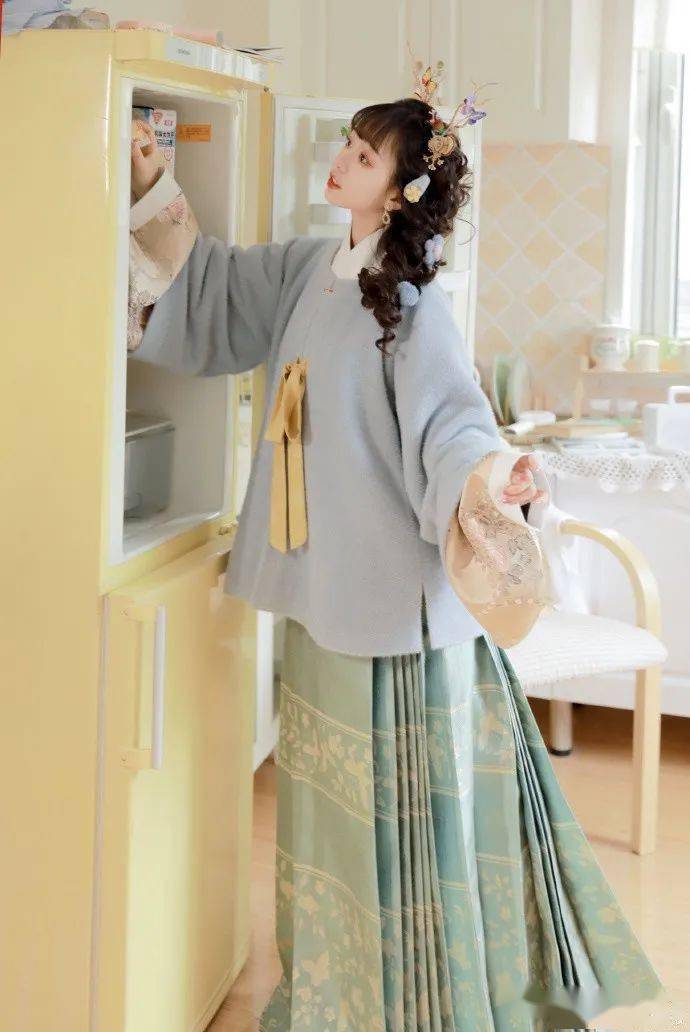 汉服少女过冬季,这些美丽的保暖单品安利你!_斗篷