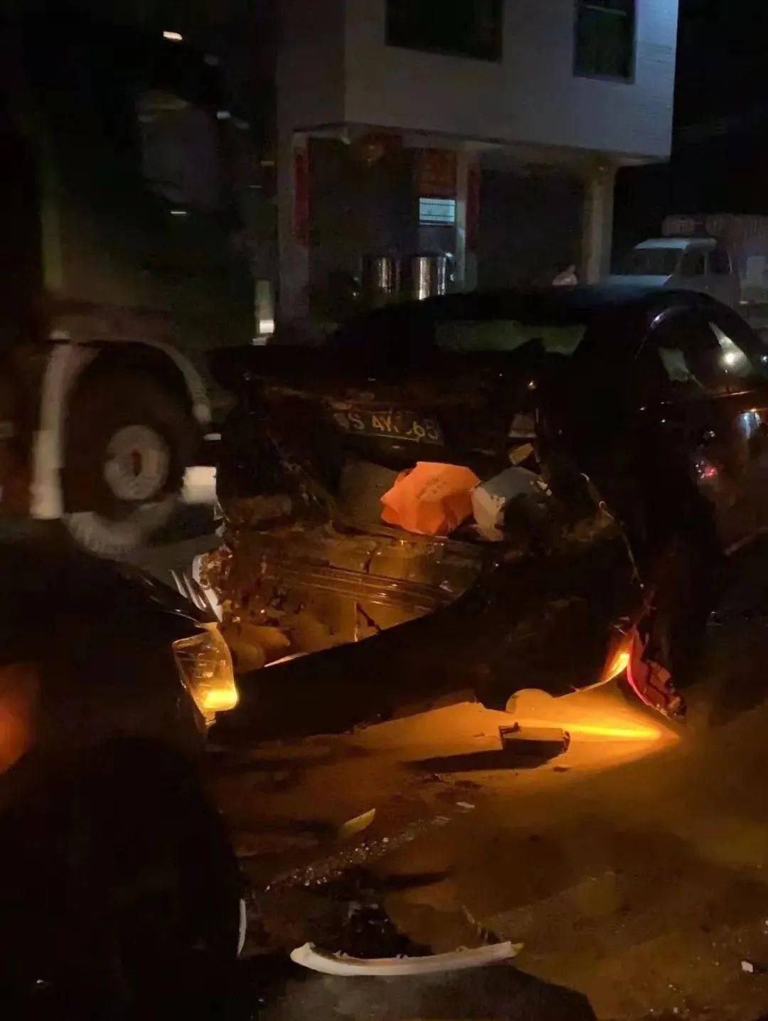 河源发生三车事故,小车180度旋转轮胎脱落,多人重伤