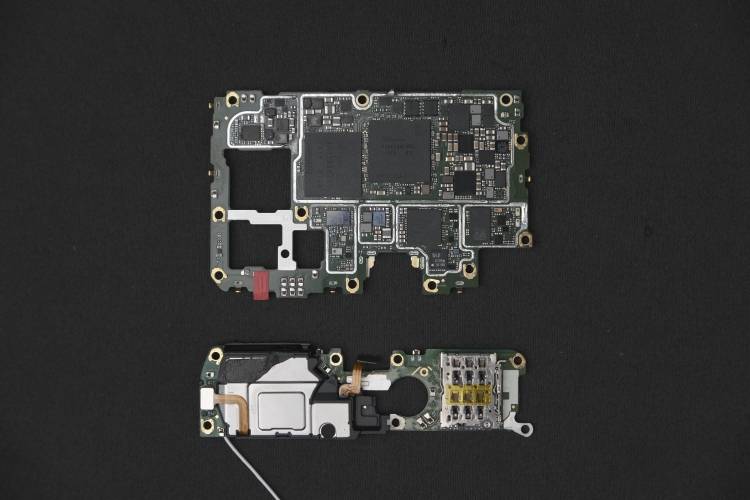 同时指纹模组也采用了 reno 目前最小的元器件,以满足 oppo reno5 pro