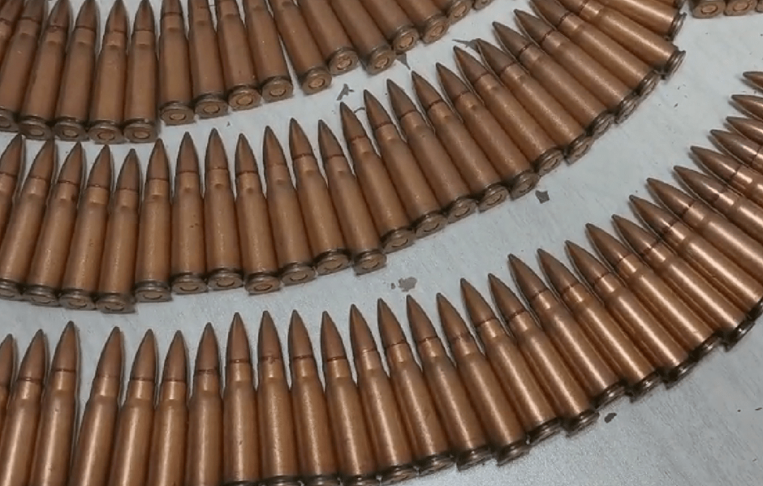 "总共是30包750发子弹,属于85式步枪专用弹,随后会将这些子弹按程序