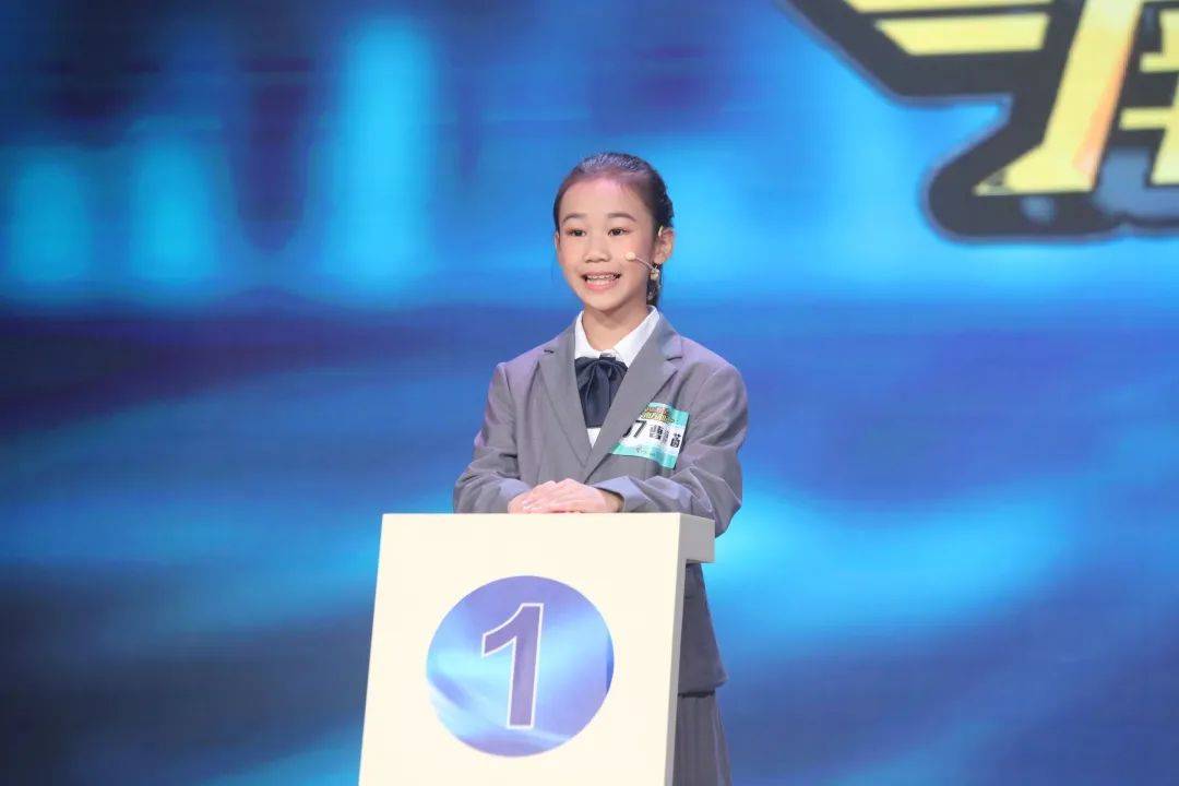 的小前辈张可盈老师(右)广东广播电视台体育频道主持人伍时杰老师(中