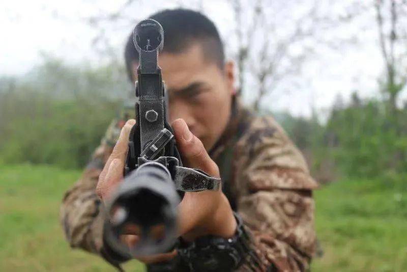 姓名:茅佳俊服役部队:中国人民解放军陆军75210部队返校职位:国旗班