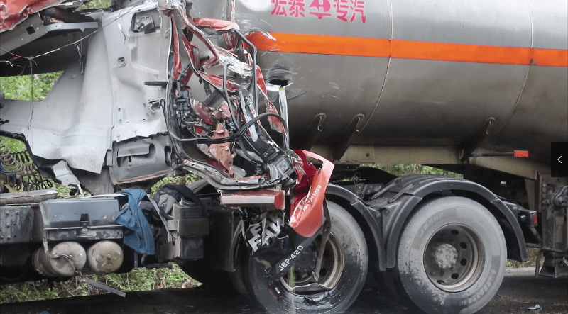 合浦县325国道闸口镇方向路段两车相撞32吨柴油泄露消防部门成功处置