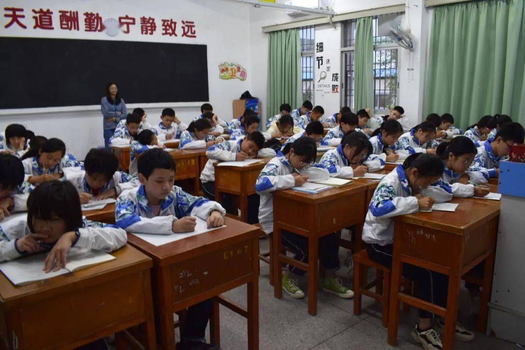 汕头市下蓬中学校服图片